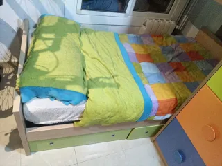 Dormitorio litera infantil con cajones de colores