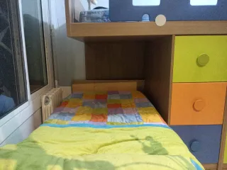 Dormitorio litera infantil con cajones de colores