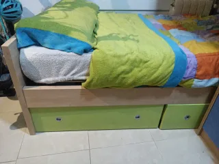 Dormitorio litera infantil con cajones de colores