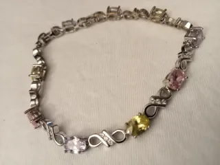 Pulsera color plata con piedras de colores varios