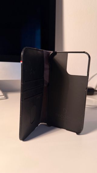 Custodia libro Decoded per iPhone con porta carte