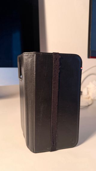 Custodia libro Decoded per iPhone con porta carte