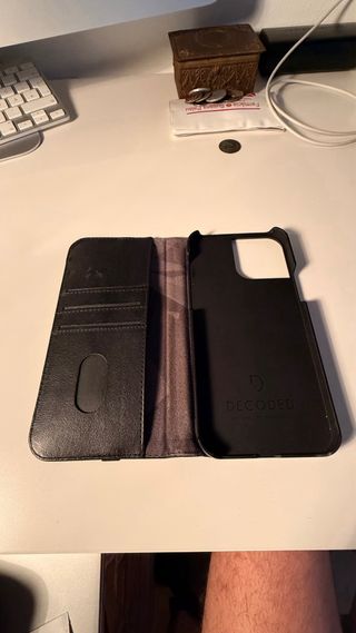 Custodia libro Decoded per iPhone con porta carte