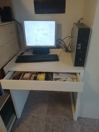 Ordenador HP pantalla teclado altavoces y mesa con