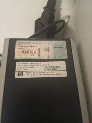 Ordenador HP pantalla teclado altavoces y mesa con