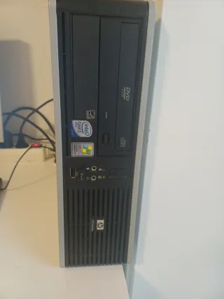 Ordenador HP pantalla teclado altavoces y mesa con