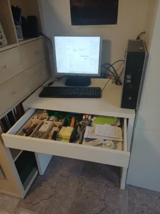 Ordenador HP pantalla teclado altavoces y mesa con