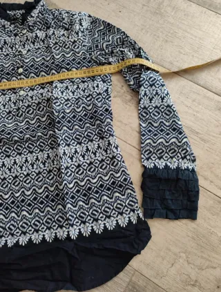 Camisa estampada azul y blanca