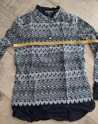 Camisa estampada azul y blanca