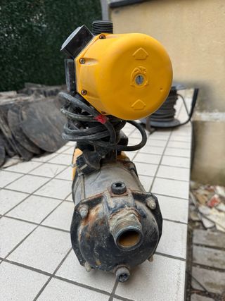 Bomba de agua a presión amarilla