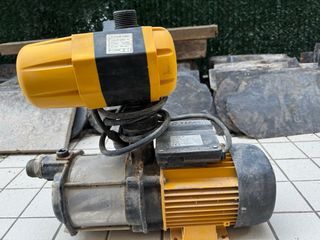 Bomba de agua a presión amarilla