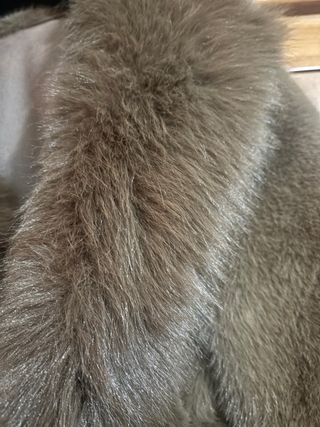 Chaqueta de pelo marrón y gris