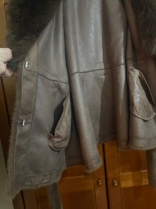 Chaqueta de pelo marrón y gris