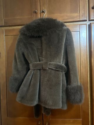 Chaqueta de pelo marrón y gris