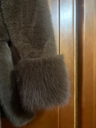 Chaqueta de pelo marrón y gris