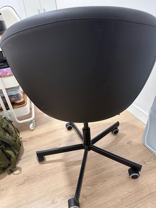 Silla giratoria negra con ruedas