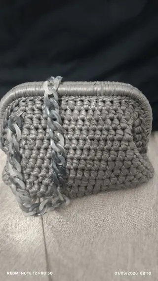 Bolso tejido verde con cadena plateada