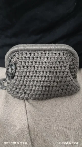 Bolso tejido verde con cadena plateada