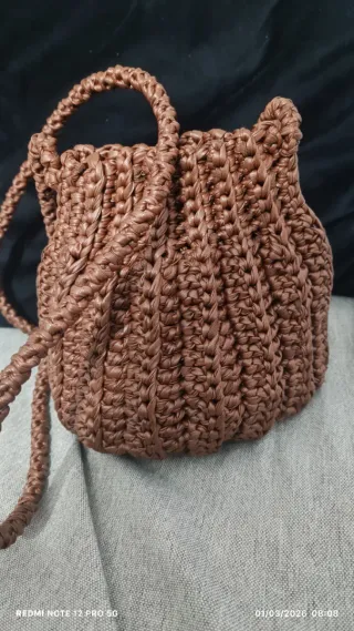 Bolso tejido verde con cadena plateada