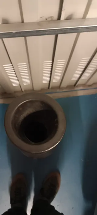 Jarrón negro de suelo diseño moderno