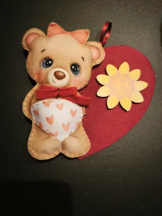 Orsetto decorativo con fiocco e cuore fatto a mano