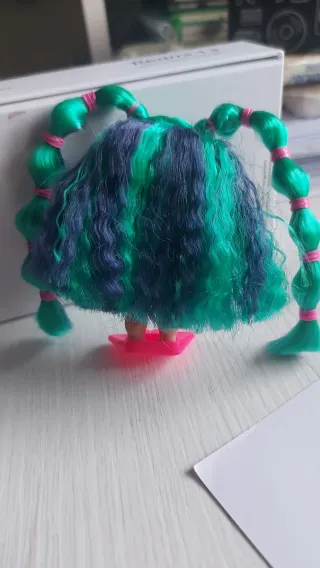 Muñeca LOL con pelo verde y traje de buceo