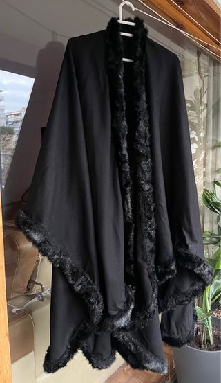 Capa mujer negra con pelo sintético