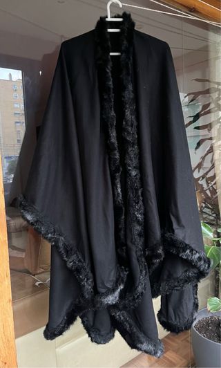 Capa mujer negra con pelo sintético