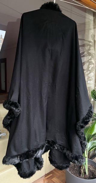 Capa mujer negra con pelo sintético