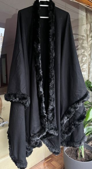 Capa mujer negra con pelo sintético