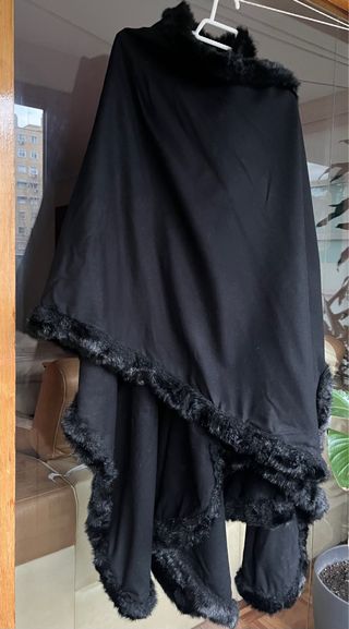 Capa mujer negra con pelo sintético