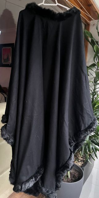 Capa mujer negra con pelo sintético