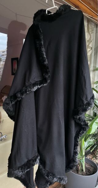 Capa mujer negra con pelo sintético