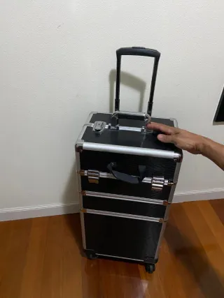 Maletín de maquillaje con ruedas