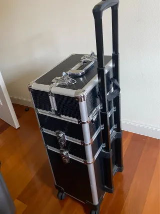 Maletín de maquillaje con ruedas