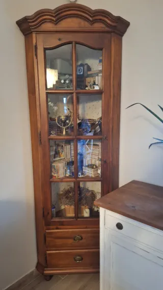 Vitrina rinconera de madera y cristal