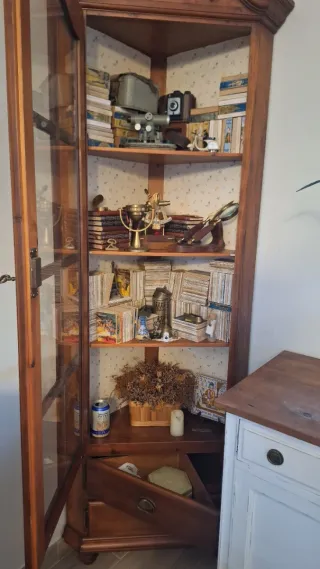 Vitrina rinconera de madera y cristal