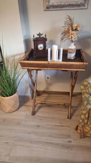 Mesa camarera de bambú y madera