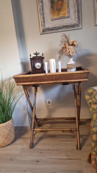 Mesa camarera de bambú y madera