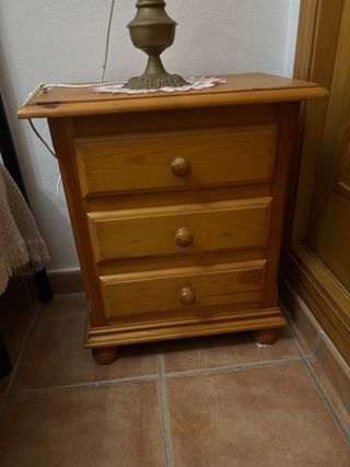 Mesita de noche de madera