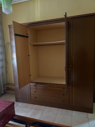 Armario de madera con puertas de espejo