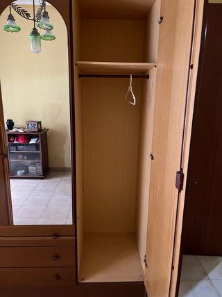 Armario de madera con puertas de espejo