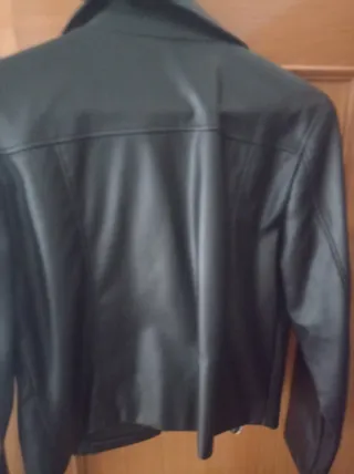 Cazadora efecto piel negra mujer