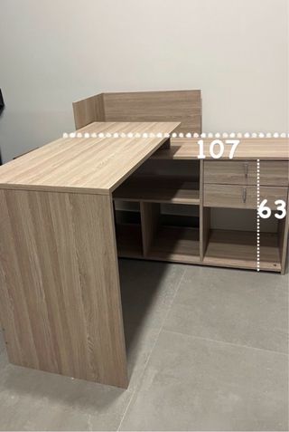 Escritorio de madera con cajones y compartimentos