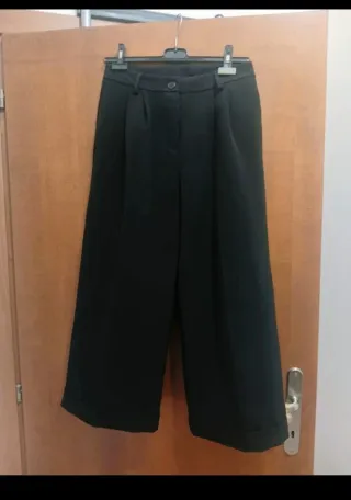 Pantaloni neri svasati