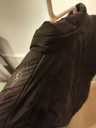 Chaqueta anorak negra con detalles morados