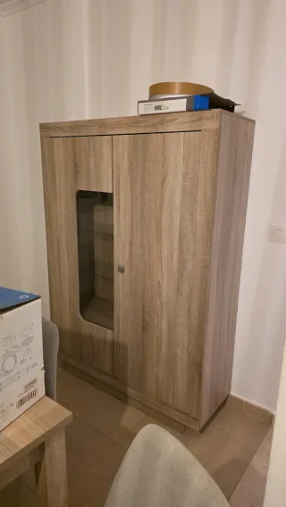 Vitrina de salón de madera y cristal