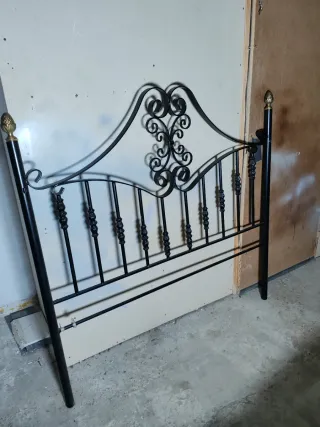 Cabecero de cama de forja negro y dorado 135cm