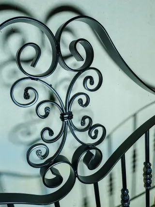 Cabecero de cama de forja negro y dorado 135cm