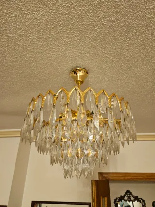 Lámpara de araña dorada con cristales